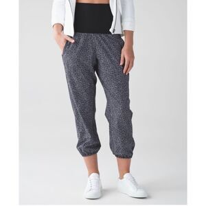 EUC Lululemon Size 6 Om Pant Freckle Flower Black White Pockets High Fold Waist